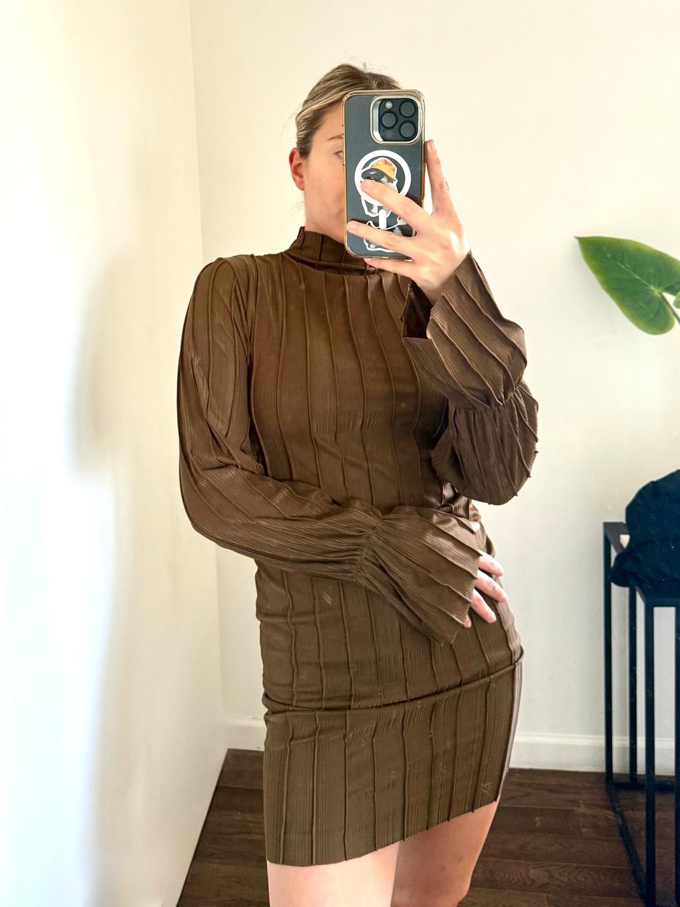 vestido plisé con mangas